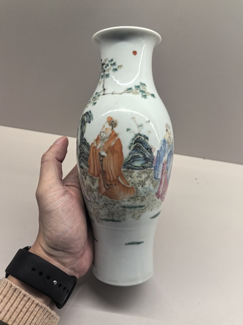 古玩陶瓷粉彩人物橄欖瓶真品鑒賞圖