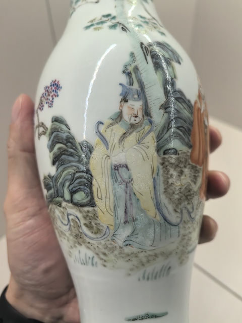 古玩陶瓷粉彩人物橄欖瓶真品鑒賞圖