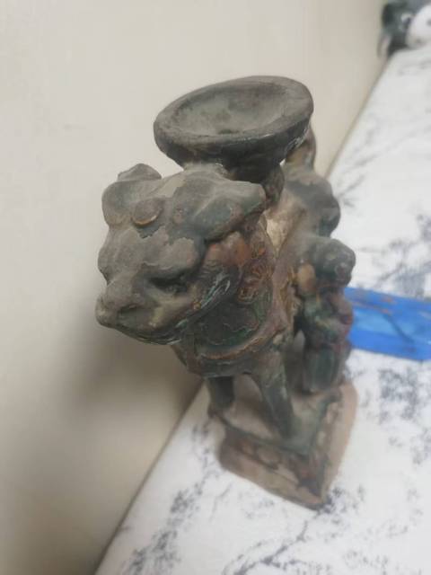 古玩陶瓷元明琉璃彩獅形油燈真品鑒賞圖