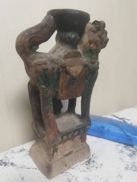 古玩陶瓷元明琉璃彩獅形油燈真品鑒賞圖