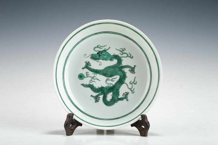 古玩陶瓷清光緒·白釉暗刻海水綠彩龍紋盤（官）拍賣，當前價格4516元