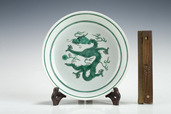 古玩陶瓷清光緒·白釉暗刻海水綠彩龍紋盤（官）拍賣，當前價格4516元