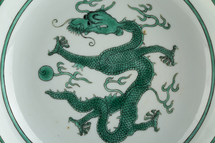 古玩陶瓷清光緒·白釉暗刻海水綠彩龍紋盤（官）拍賣，當前價格4516元