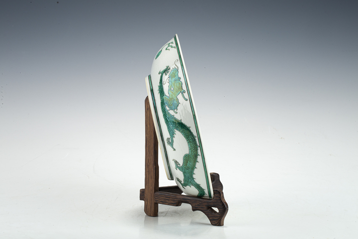 古玩陶瓷清光緒·白釉暗刻海水綠彩龍紋盤（官）拍賣，當前價格4516元