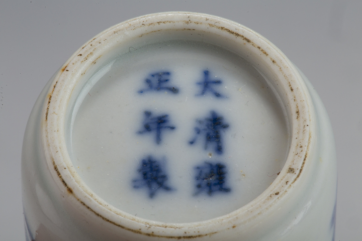 古玩陶瓷清晚·青花釉里紅人物故事紋鼻煙壺真品鑒賞圖