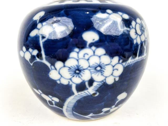 古玩陶瓷清末民初·青花留白折枝冰梅紋罐真品鑒賞圖