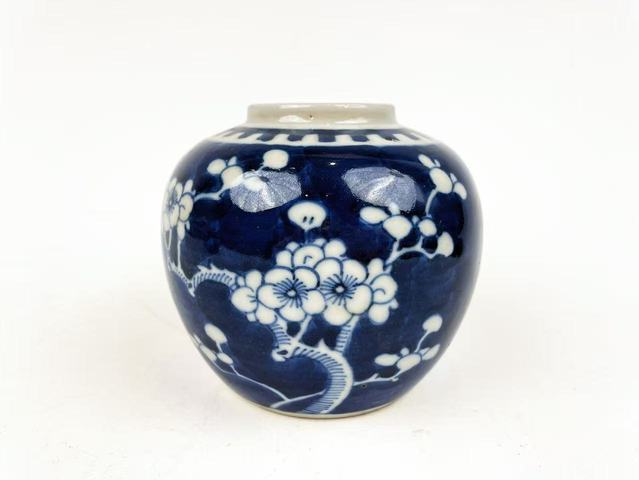 古玩陶瓷清末民初·青花留白折枝冰梅紋罐真品鑒賞圖