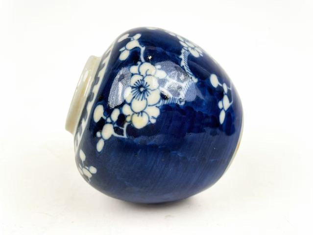 古玩陶瓷清末民初·青花留白折枝冰梅紋罐真品鑒賞圖