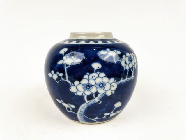 古玩陶瓷清末民初·青花留白折枝冰梅紋罐真品鑒賞圖