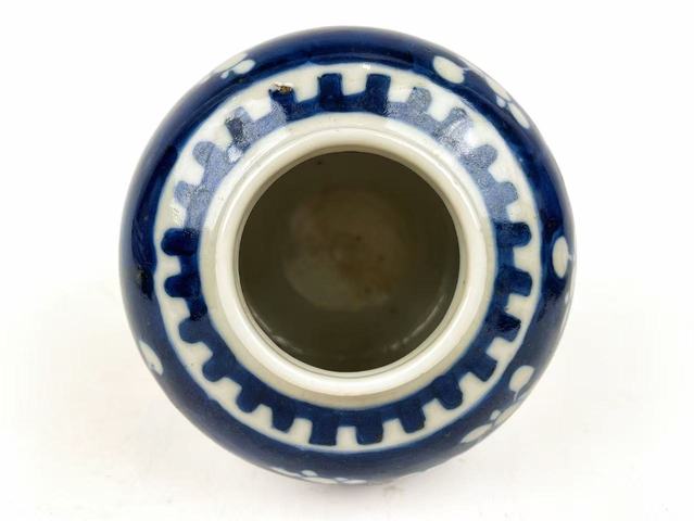 古玩陶瓷清末民初·青花留白折枝冰梅紋罐真品鑒賞圖
