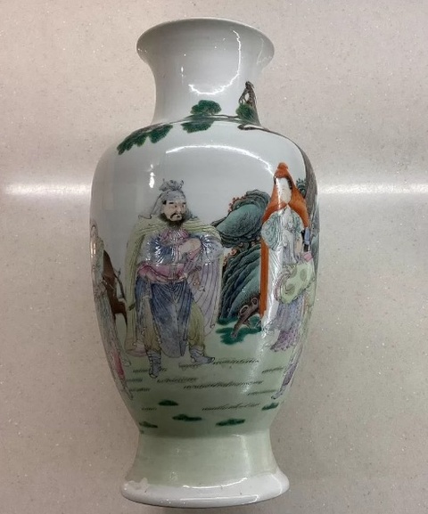 古玩陶瓷人物紋粉彩瓶真品鑒賞圖