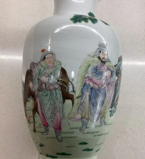 古玩陶瓷人物紋粉彩瓶真品鑒賞圖