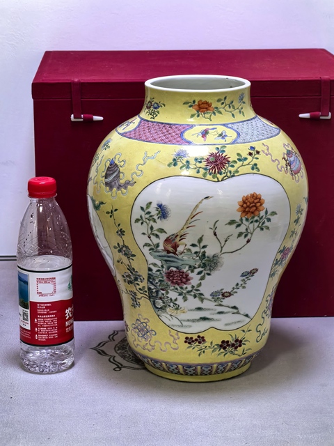 古玩陶瓷清晚期 粉彩花卉紋將軍罐真品鑒賞圖