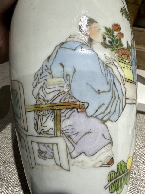 古玩陶瓷淺絳彩人物紋瓶真品鑒賞圖