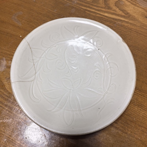 古玩陶瓷圖片初看定窯刻劃花盤真品鑒賞圖