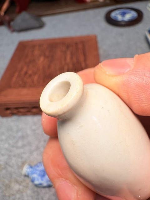 古玩陶瓷白釉鼻煙壺真品鑒賞圖