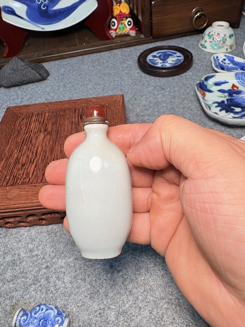 古玩陶瓷白釉鼻煙壺真品鑒賞圖