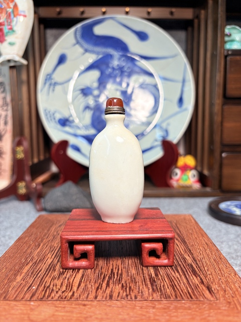 古玩陶瓷白釉鼻煙壺真品鑒賞圖