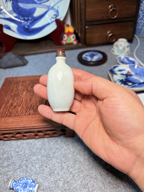 古玩陶瓷白釉鼻煙壺真品鑒賞圖