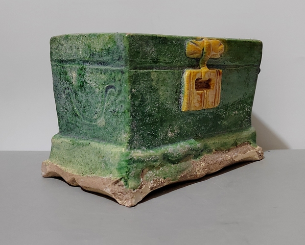 古玩陶瓷精品明代三彩寶箱拍賣,當前價格0元