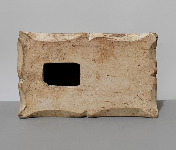 古玩陶瓷精品明代三彩寶箱拍賣,當前價格0元