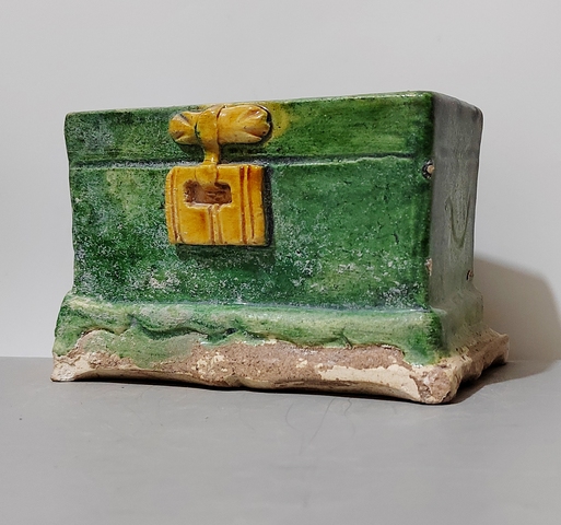 古玩陶瓷精品明代三彩寶箱拍賣,當前價格0元