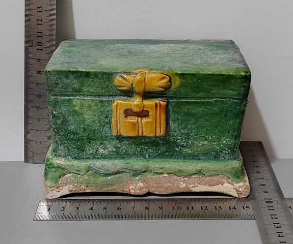 古玩陶瓷精品明代三彩寶箱拍賣,當前價格0元