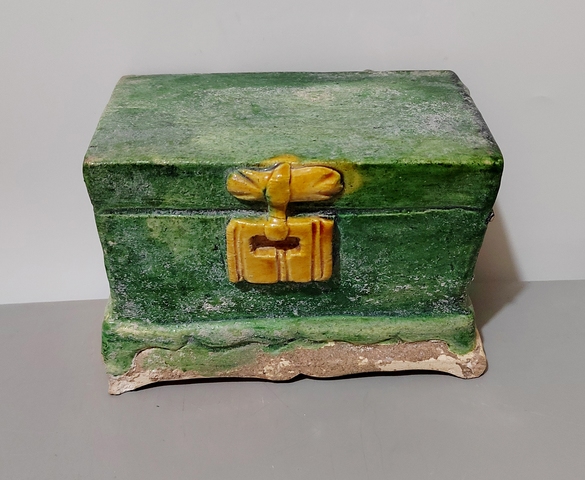 古玩陶瓷精品明代三彩寶箱拍賣,當前價格0元