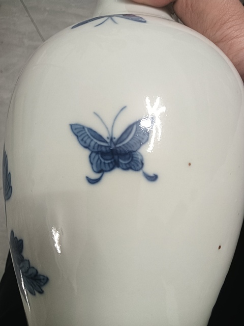 古玩陶瓷花鳥蝶紋青花觀音瓶真品鑒賞圖