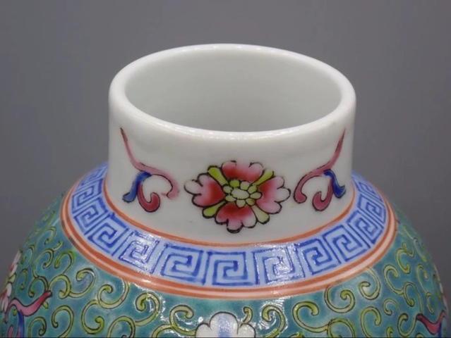 古玩陶瓷粉彩開窗仕女圖雞腿瓶真品鑒賞圖