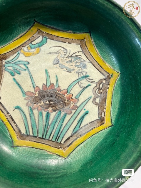 古玩陶瓷漳州窯綠地三彩刻云鶴紋盤真品鑒賞圖