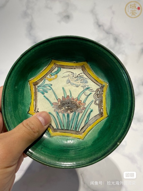 古玩陶瓷漳州窯綠地三彩刻云鶴紋盤真品鑒賞圖