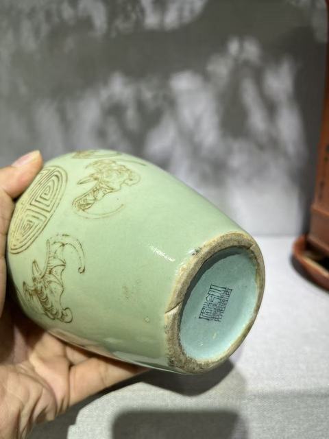 古玩陶瓷民國(guó)青釉描金五福捧壽雙龍耳瓶真品鑒賞圖