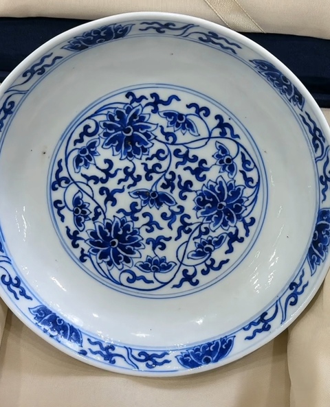 古玩陶瓷纏枝花卉紋青花盤真品鑒賞圖