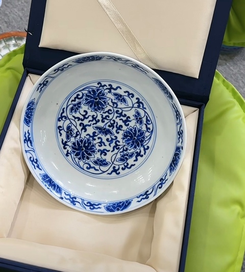 古玩陶瓷纏枝花卉紋青花盤真品鑒賞圖