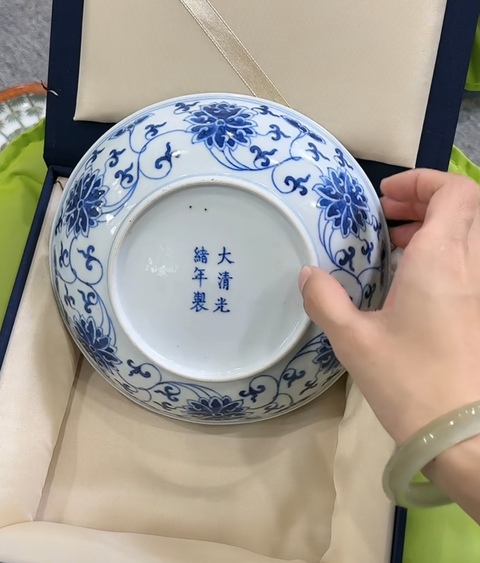 古玩陶瓷纏枝花卉紋青花盤真品鑒賞圖