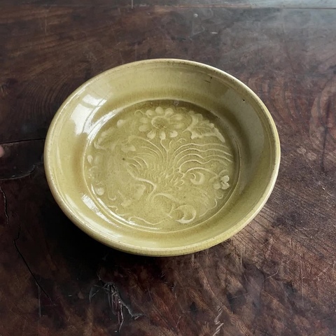 古玩陶瓷青黃釉印花盤真品鑒賞圖