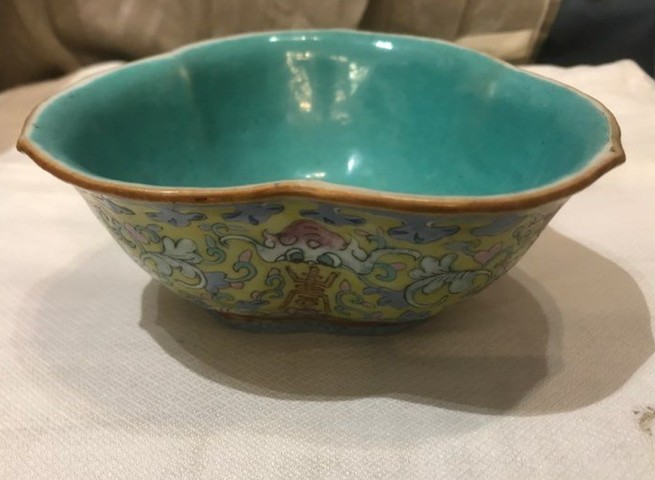 古玩陶瓷黃釉粉彩花卉紋貢碗真品鑒賞圖