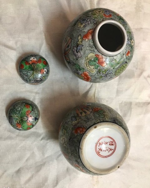 古玩陶瓷五彩蝴蝶花卉紋蓋罐一對真品鑒賞圖