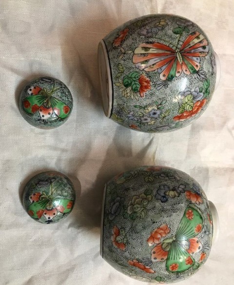 古玩陶瓷五彩蝴蝶花卉紋蓋罐一對真品鑒賞圖
