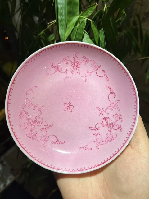 古玩陶瓷胭脂紅釉花卉紋盤真品鑒賞圖