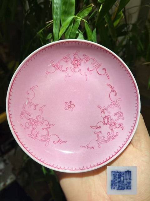 古玩陶瓷胭脂紅釉花卉紋盤真品鑒賞圖