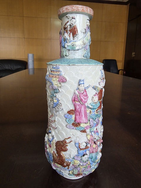 古玩陶瓷粉彩堆塑人物故事紋棒槌瓶真品鑒賞圖