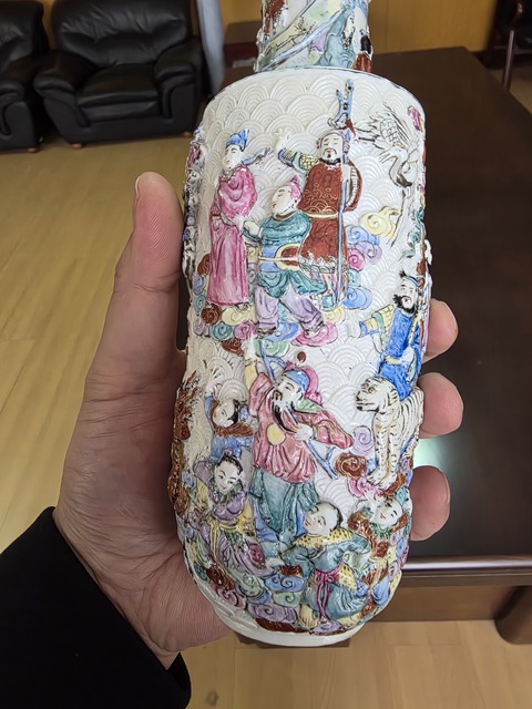 古玩陶瓷粉彩堆塑人物故事紋棒槌瓶真品鑒賞圖