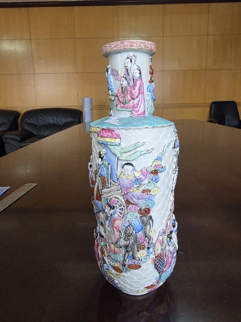 古玩陶瓷粉彩堆塑人物故事紋棒槌瓶真品鑒賞圖