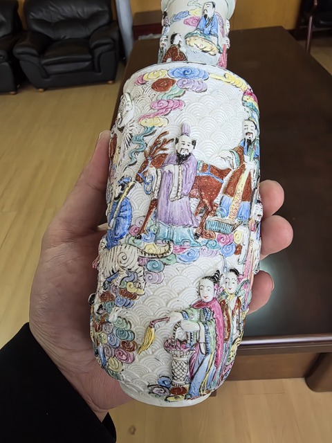 古玩陶瓷粉彩堆塑人物故事紋棒槌瓶真品鑒賞圖