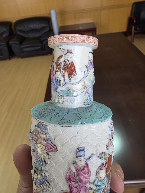 古玩陶瓷粉彩堆塑人物故事紋棒槌瓶真品鑒賞圖