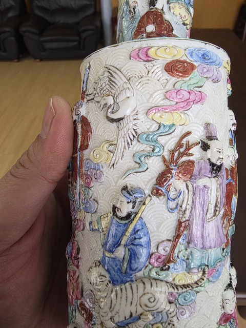 古玩陶瓷粉彩堆塑人物故事紋棒槌瓶真品鑒賞圖