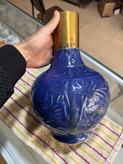 古玩陶瓷清光緒 藍釉堆塑竹紋賞瓶真品鑒賞圖