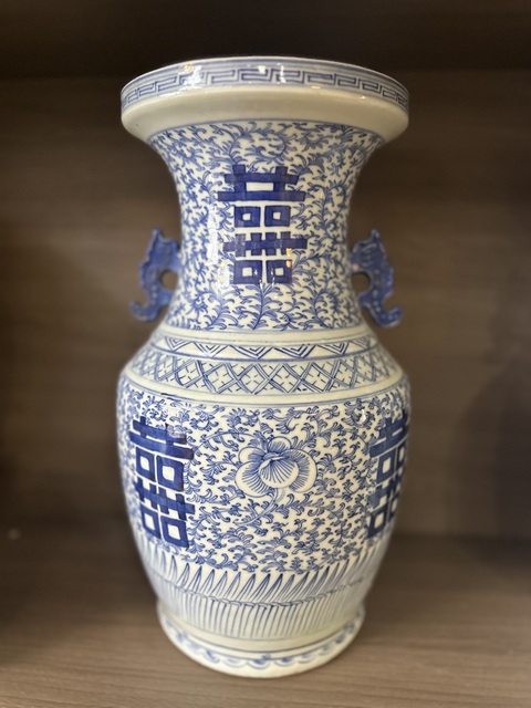 古玩陶瓷纏枝花囍字紋雙耳盤口瓶拍賣,當(dāng)前價(jià)格6600元